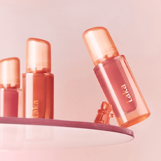 Laka Jelling Nude Gloss in gel-oil formula, showcasing stylish packaging in a soft pink background.
